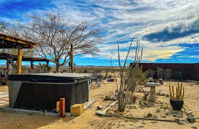 Great place to relax after a day exploring Joshua Tree Park. Large kitchen.