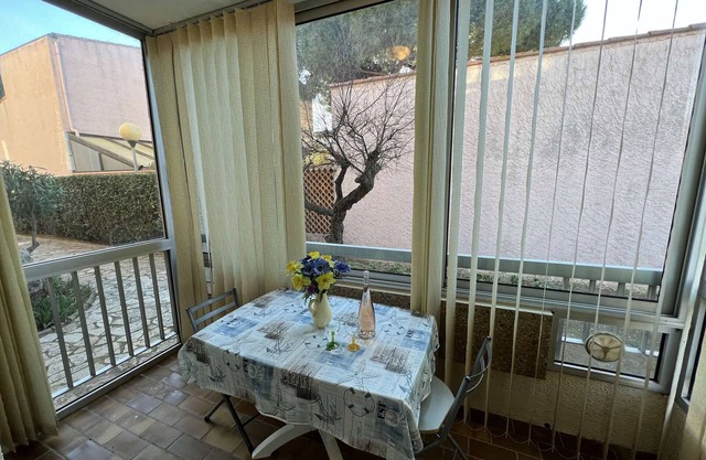 Great Value Studio near Beach, Sleeps 2, Parking Included