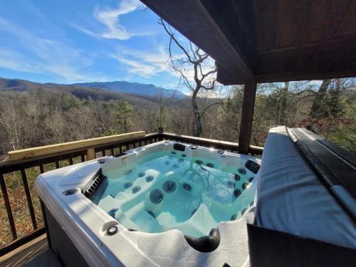 Great View Location Studio Log Cabin Hot Tub
