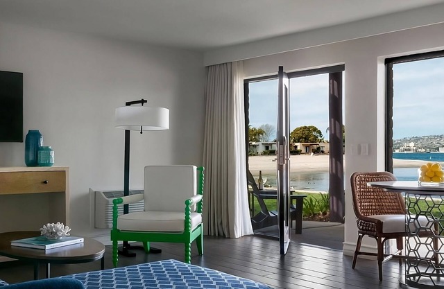 Great Views! Bike Rental, Tennis Court and Pools Onsite! Close to San Diego Zoo!