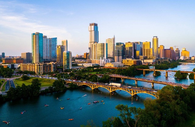 Great views of Lake Travis, multiple decks, Basketball hoops, family-friendly! Summer Fun!