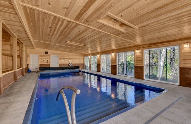 Green Acres Lodge With Indoor Saltwater Pool