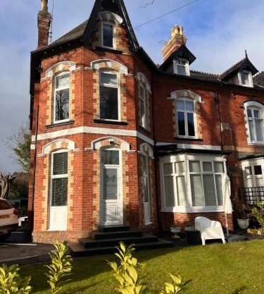 Green Corner Villa - Cosy Luxury in Central Torquay with Free Parking & EV