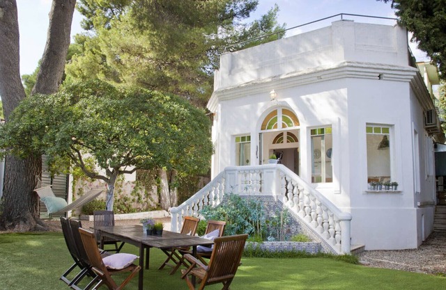 Green house. House with pool in Barcelona