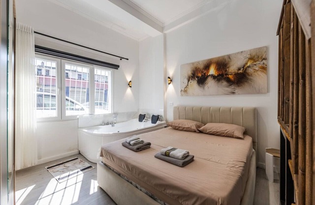 Green Luxe Suite 1 by PikHost
