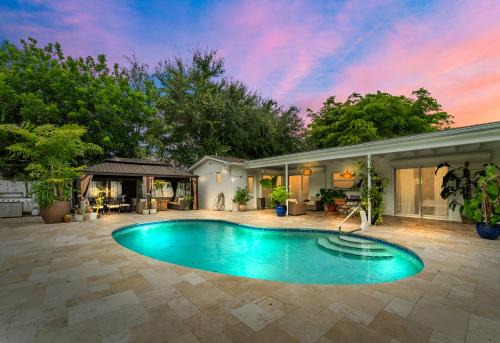 Green Paradise Villa with Pool & Jacuzzi