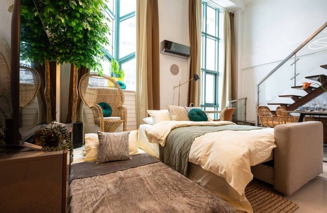 Greenhouse Retreat Loft w/ Fast Wi-Fi + Pool & Gym