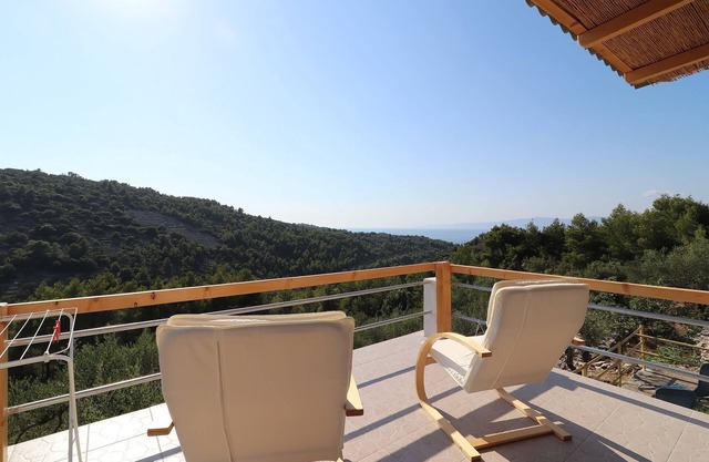 Greenside Cottage Lumi-Two Bedroom Holiday Home with Terrace and Sea view