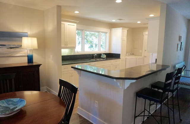 Greenslake Cottage with Golf Course View and community pool access!