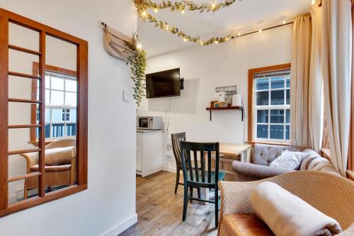 Grey Whale, Pet Friendly Studio at The Beach