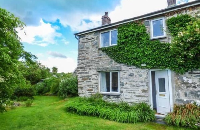 GROES NEWYDD BACH, pet friendly, with open fire in Llandecwyn