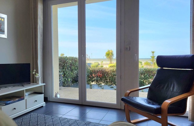 Ground-floor apartment, sea front, 4 people, quiet, free wifi