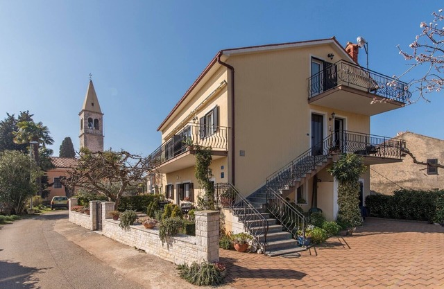 Ground floor Apartment Orzan II with terrace near to the Beach