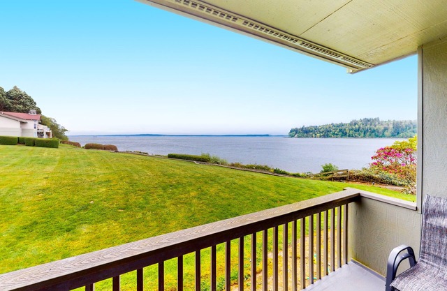 Ground-floor condo with indoor/outdoor pools, hot tub, pickleball/tennis, & gym