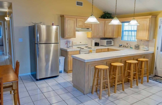 Ground Floor Duplex 1/2 block to Beach BBQ ok 2 Bedroom Home by RedAwning