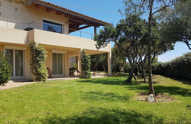GROUND FLOOR, LARGE COVERED TERRACE AND GARDEN, QUIET, AIR-CONDITIONED