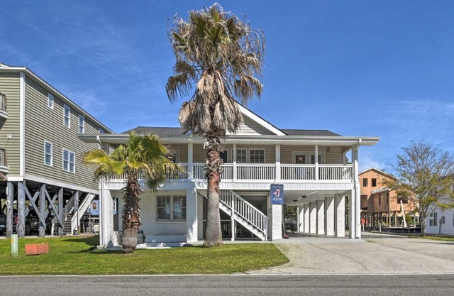 Ground Floor Unit 10 Miles to Myrtle Beach