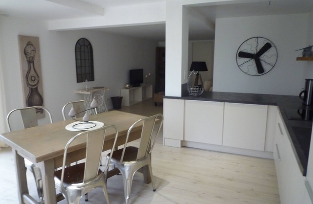 Ground-floor villa (4 pers) near sea and mountains, 10 km from Ajaccio.