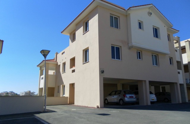 Ground floor with garden, luxury apartment, sleeps 4, tennis courts, wifi. A/C