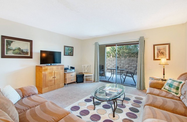 Ground Level Ranch Club Condo,Â Pool & Spa, Minutes to Downtown, Steps From Groc