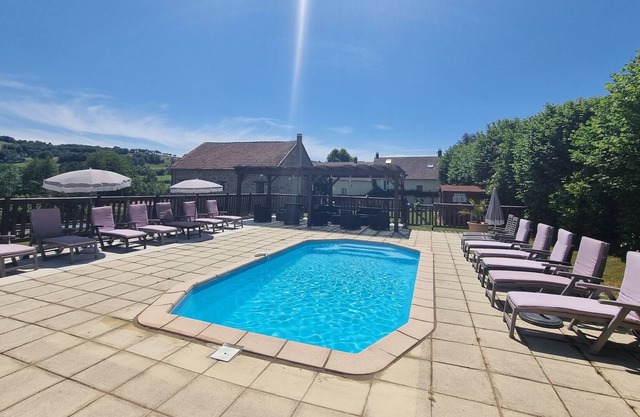 Group Accommodation - Sleeps up to 22 People, Private Heated Pool & Garden.
