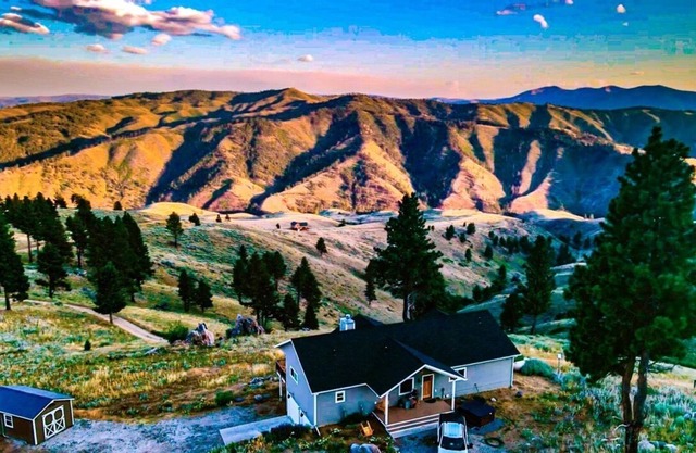 Group Basecamp for Mountain Getaway overlooking Trapper Peak w/Wifi