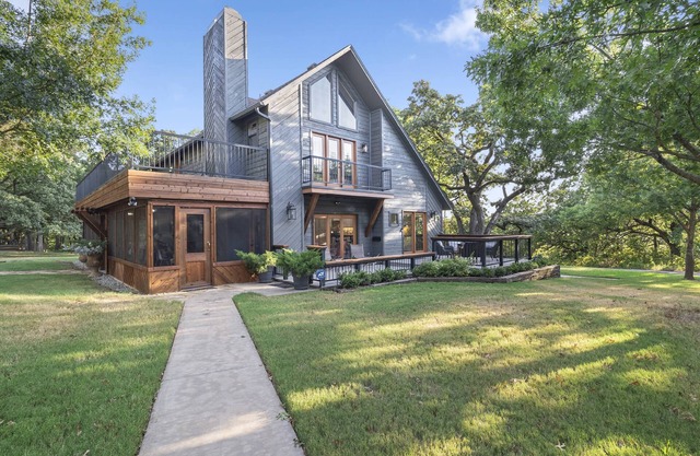 Group Getaway-Lake Texoma, Sleeps 10 up to 18 with Bunk House | 3 acres of outdoor fun, lake view