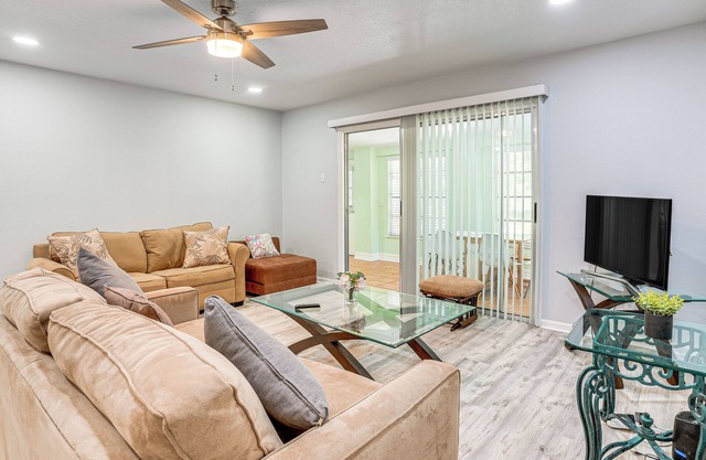 Group Getaway w/Deck & Yard in Lakeland!