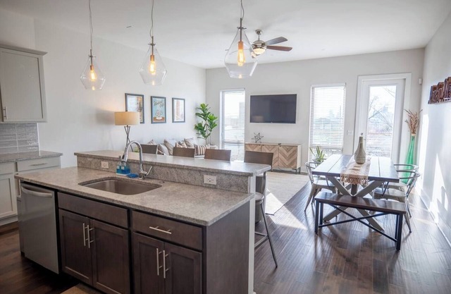 Group Getaway w/Skyline Views! 8min to Broadway!