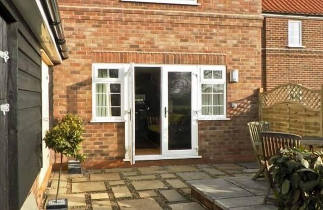 GROVE COTTAGE, with hot tub in Malton