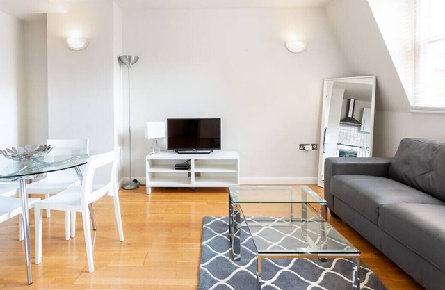 Groveland Court Apartment 3