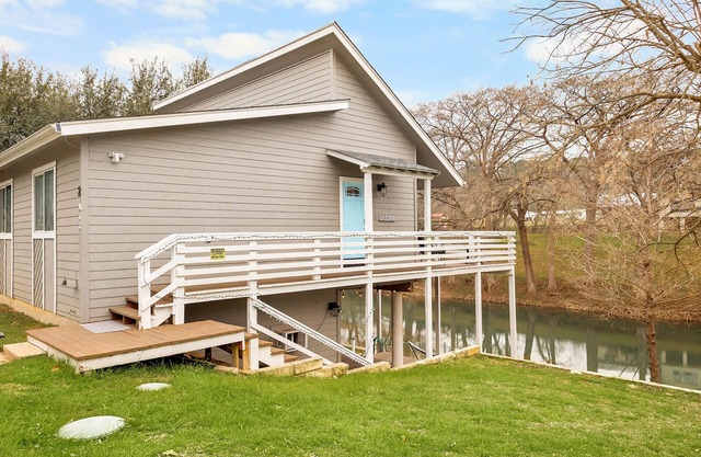 Guadalupe Riverfront 4BR w/Deck Firepit Views