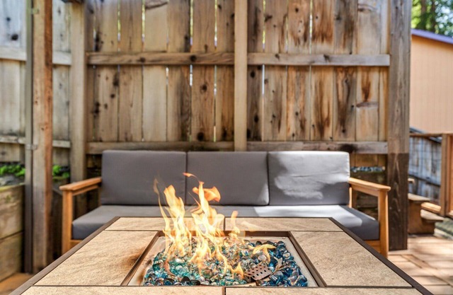 Guerneville Escape: Magical Vibe & Contemporary/Top of Redwoods HtTb/WIFI/Pup