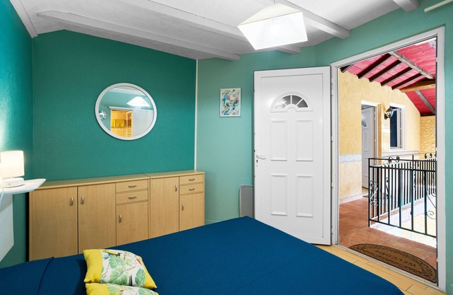 Guest Rooms 'Le Pré Fleuri 3' with Shared Pool, Shared Terrace and Wi-Fi