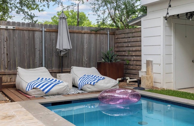 Guest House + Shared Pool - Eastside Palm Flat!
