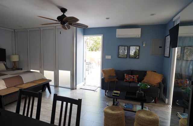 Guest House with AC and WiFi in vibrant Miami