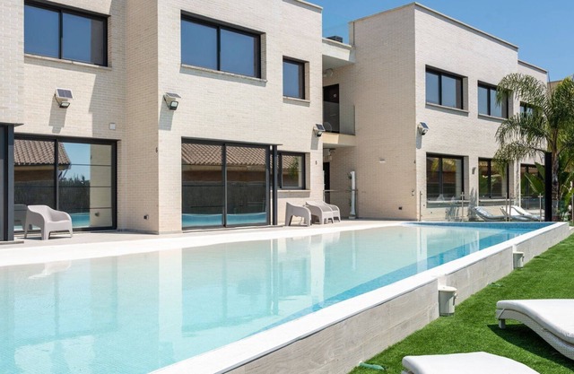 GuestReady - April Rose Pool Apartments 2.8