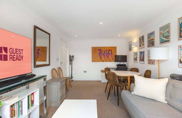 GuestReady – Chic 2BR Near Clapham Common