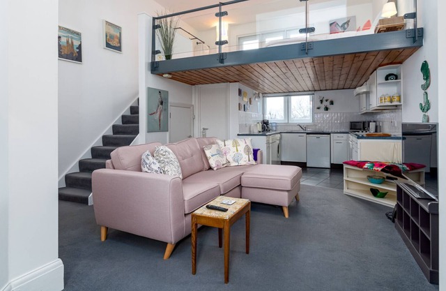 GuestReady - Pretty in pink near Tower Bridge