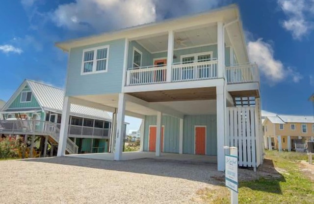 Gulf view newly built home. Beautifully decorated, pet friendly!
