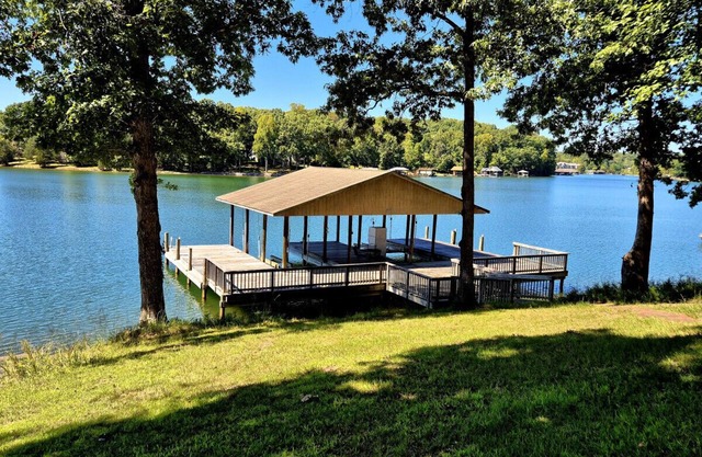 Gus's Getaway- Dog friendly home with huge dock with electricity - pool table and old school juke box