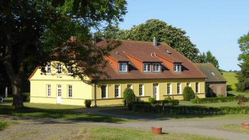 Gut-Rattelvitz-Parterre-A-hochwertig-Sauna-Kamin-eTankstelle-Spielscheune-15-000qm-Parkland