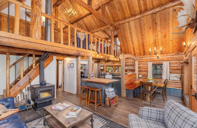 Guten Cabin-Log Cabin Living, Hot Tub, Deck, BBQ
