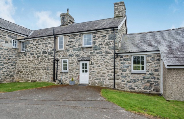 GWRTHEYRN, pet friendly, character holiday cottage in Dyffryn Ardudwy