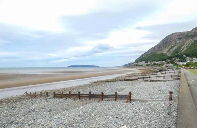 GWYLANEDD TWO, romantic, country holiday cottage in Llanfairfechan