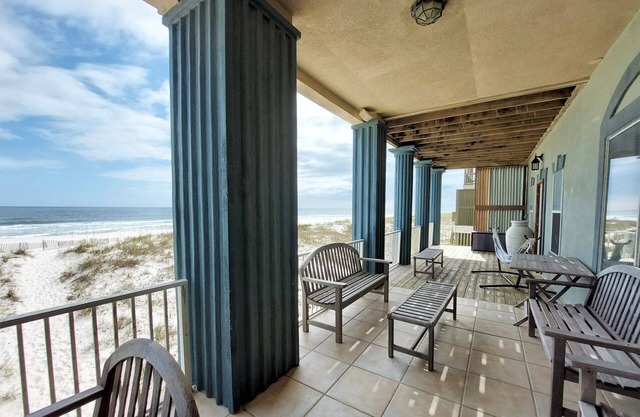 H Blue Atlantis 6 Bedroom Home by RedAwning