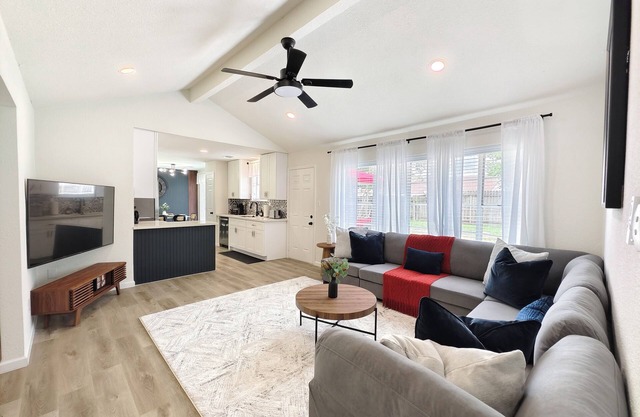 H-Town Hideout :King Suite, 4 bedrooms close to attractions and restaurants