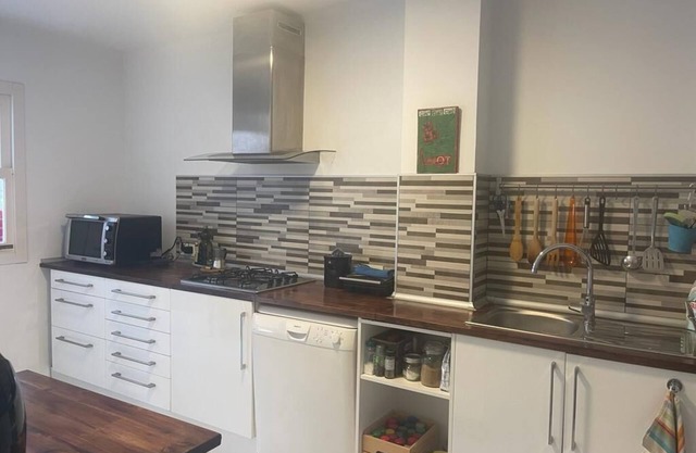 HABITACIÓN DOBLE CON BAÑO PROPIO EN PISO COMPARTIDO WIFI, AIRE ACOND CALEFACCIÓN