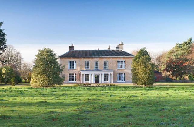 Hackford Hall - sleeps 28 guests in 13 bedrooms