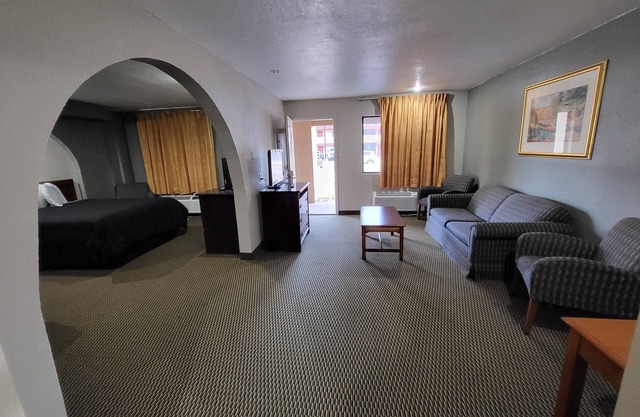Hallmark Inn & Suites